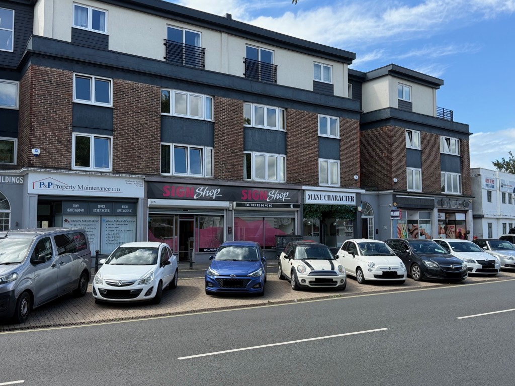 Lot: 75 - MULTIPLE UNIT COMMERCIAL INVESTMENT - View of the parade of shops from the centre